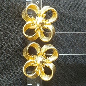 Vintage Bijoux Clip on Gold Tone Flower Earrings